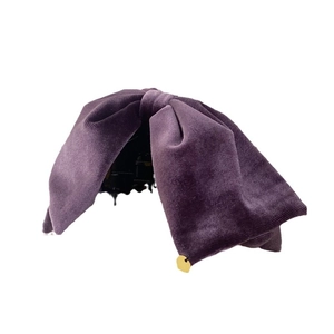 Eleganter violetter Samt-Bogen Haarspange mit goldenem Metallanhänger für das Haarstyling