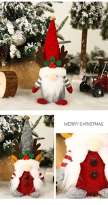 Detail van kerstkabouters met rendiergewei, hulstblaadjes en gouden bellen
