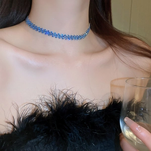 Vista dettagliata della collana girocollo di lusso in strass blu intenso su modella