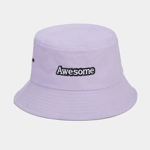 Détail du chapeau bob en coton lilas avec broderie noire Awesome et œillet métallique
