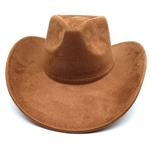 Detail eines braunen Wildleder-Cowboyhuts mit breiter Krempe und doppelter Nahtverzierung