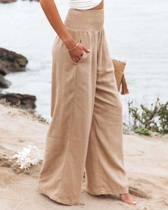 Détail de la texture en lin de ce pantalon large kaki clair avec taille élastique