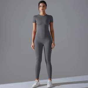 Vista dettagliata del set yoga grigio scuro da donna con maglietta e leggings aderenti