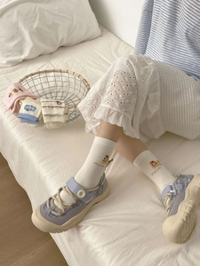 Gros plan de chaussettes en coton blanc avec broderie de chien et lettrage Dog cake