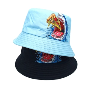 Détails des coutures et motif requin pizza sur bob enfant en coton bleu et noir