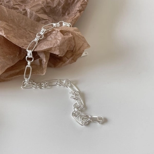 Detailed close-up of 925 sterling silver O-ring chain bracelet with lobster clasp
