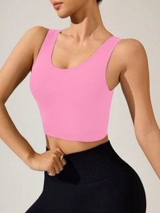Détail du débardeur de yoga rose sans couture avec col en U et larges bretelles