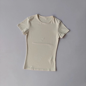 Detaillierte Flachbildansicht eines eng anliegenden beigen Yoga-T-Shirts mit Rundhals