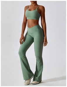 Détail de l'ensemble de yoga côtelé vert sauge avec pantalon évasé à taille en V