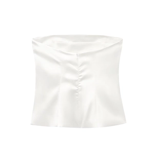 Gros plan détaillé d'un haut bustier en satin blanc à la texture soyeuse