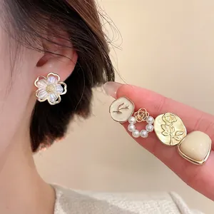 Set di orecchini a fiore con perle vintage e finitura dorata per un look quotidiano