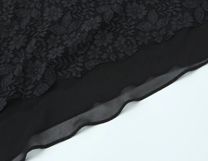 Dettaglio in pizzo floreale nero con fodera in chiffon e orlo a strati rifinito