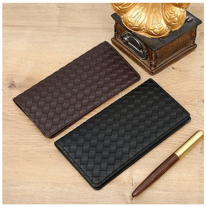 Klassische lange Herrenbrieftaschen aus geflochtenem Leder in Schwarz und Dunkelbraun auf Holz