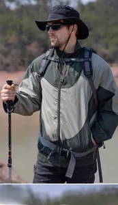 Détail de la maille respirante et du tissu de protection solaire du chapeau de pêcheur