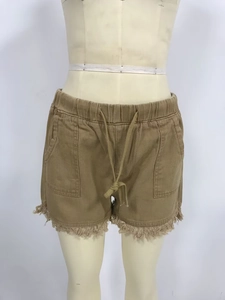Détail du short kaki en sergé avec taille à cordon et ourlet à franges sur un mannequin