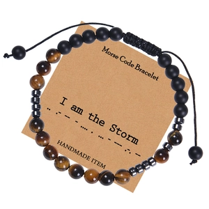 Détail du bracelet code Morse avec perles noires mates et pierres œil de tigre