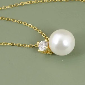 Élégant collier avec pendentif perle ronde et zircon sur une fine chaîne dorée 18K