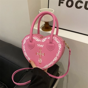 Borsa a tracolla punk rosa a forma di cuore con borchie e stampa di croce