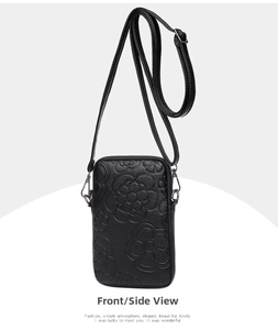 Détail du sac de téléphone en cuir noir avec motifs floraux de camélia embossés