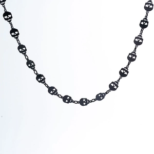 Collier tête de mort noir mat en acier inoxydable avec un design de maillons punk continus