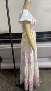 Vue latérale détaillée d'une robe fleurie à manches bouffantes et empiècement en dentelle