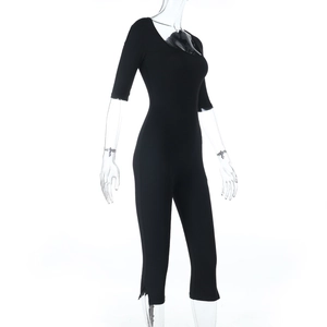 Détail du body noir moulant avec manches mi-longues et tissu en maille extensible