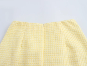 Dettaglio della vita posteriore e cerniera invisibile su questa gonna in tweed giallo