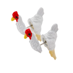Orecchini a perno a forma di gallo 3D in smalto bianco con design creativo a due pezzi