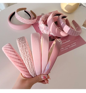 Dettagli di cerchietti rosa in pelle scamosciata, ecopelle, pied-de-poule e raso plissettato