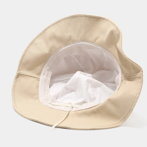 Cappello a secchiello beige con corna di diavolo e fodera interna regolabile