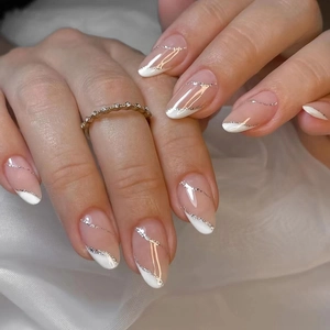 Schräge Weiße Französische Nagelspitzen Mandelform Press On Nails Silberne Glitzerlinien Nude Pink Künstliche Fingernägel W598