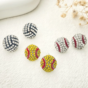 Vue détaillée des boucles d'oreilles volleyball et baseball serties de strass brillants