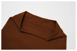 Détail de la taille haute et de la texture brossée du pantalon de yoga marron foncé