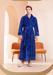Dettaglio dell'accappatoio da uomo blu scuro in velluto con trama a quadri e cintura in vita