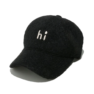 Détail de la broderie Hi sur la casquette de baseball d'hiver noire en polaire