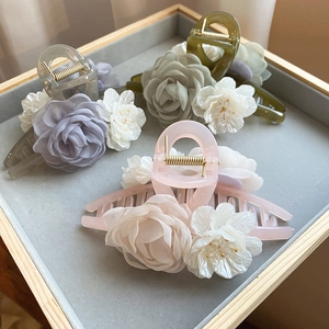 Elegante pinza per capelli in acrilico con rose in pizzo rosa, viola e verde scuro