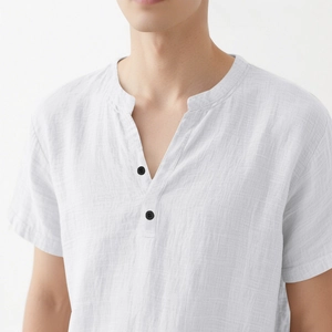 Detail eines weißen Baumwoll-Leinenhemds mit Henley V-Ausschnitt und Stoffstruktur