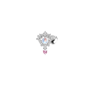 Dettaglio orecchino argento con opale centrale e pendente a cuore rosa su fondo bianco