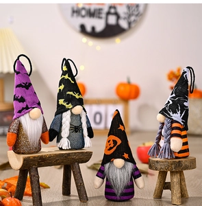 Détails de quatre gnomes d'Halloween avec motifs araignées et chauves-souris sur bois