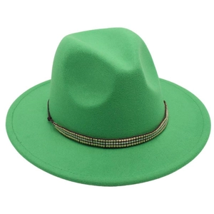 Détail d'un chapeau fedora vert vif avec ruban de perles métalliques et texture en feutre