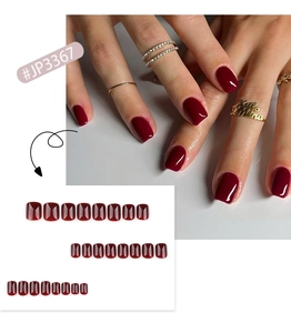 Detalle de uñas postizas cuadradas rojo vino brillante con un juego de 24 piezas