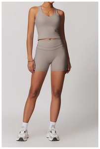 Set da yoga tortora spazzolato con pantaloncini a vita alta e reggiseno sportivo con scollo a V
