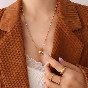 Ensemble collier et bagues en acier inoxydable plaqué or 18 carats sur modèle