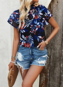 Détail du haut floral en mousseline à col montant avec short en jean déchiré pour femmes