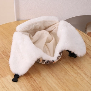 Chapeau trappeur pour enfants avec motifs animaux et doublure peluche sur fond bois