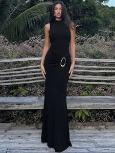 Robe longue moulante noire sans manches avec nœud à la taille et boucle dorée chic