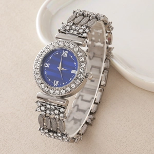 Montre femme élégante argentée avec cadran bleu romain et lunette ornée de cristaux