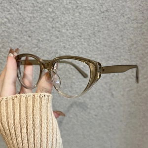 Detailaufnahme der teefarbenen Cat-Eye-Brille mit transparentem Rahmen im Farbverlauf
