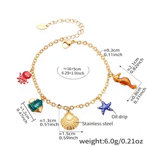 Detailansicht des Meeres-Themenarmbands mit bunten Anhängern und Größenangaben aus Stahl