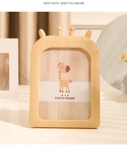 Détail d'un cadre photo girafe de 7 pouces en bois avec des oreilles et cornes décoratives